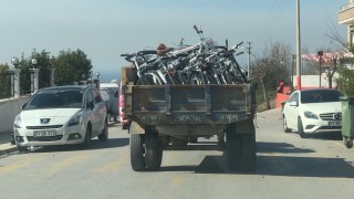 CHP’li Yalova Belediyesi’nde skandal…Bakanlığın hibe bisikletlerine kendi adaylarının ismini yazdılar