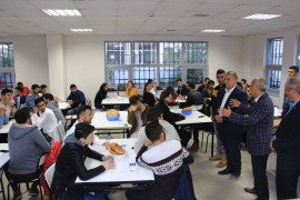 Yenişehir Belediye Başkanı Davut Aydın iftarını öğrencilerle açtı