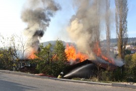 Keles’te üç ev yanarak kül oldu